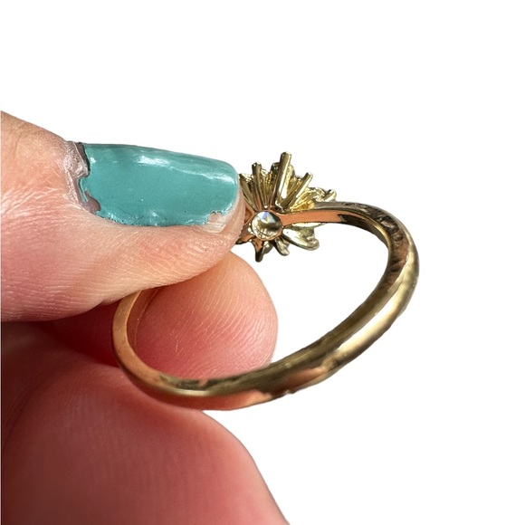 Gold and Zircon Diamond Flower Design Ring - Picture 8 of 9
